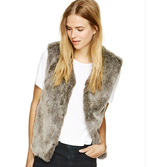 Aritzia Jackets & Blazers - 🆕Aritzia Talula Park Slope Faux Fur Vest